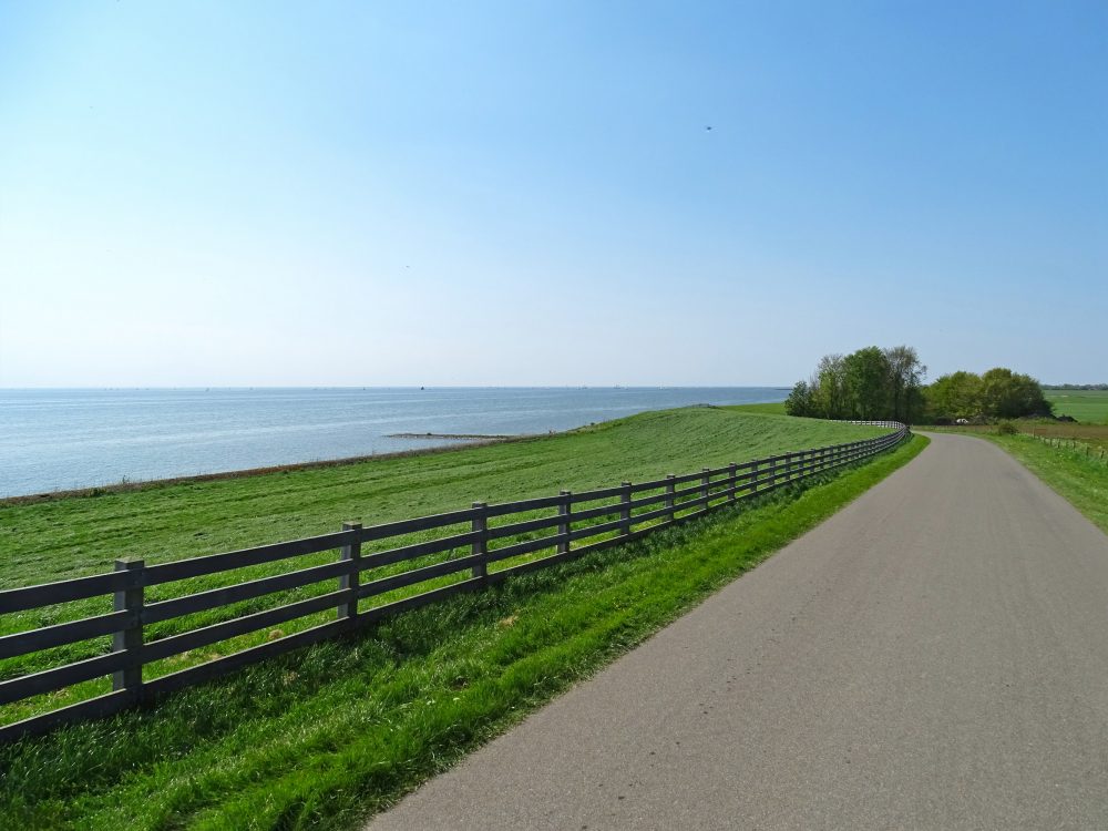 Dijk langs IJsselmeer